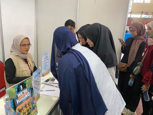 Sebuah gambar berisi pakaian, orang, wanita, pria

Konten yang dihasilkan AI mungkin salah.
