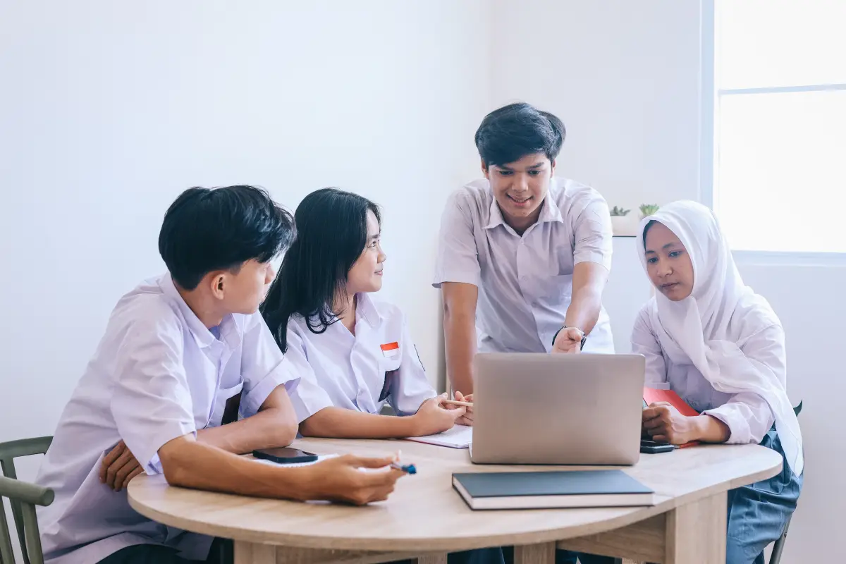 Peserta magang sekolah bersama tim Jember Mini Zoo